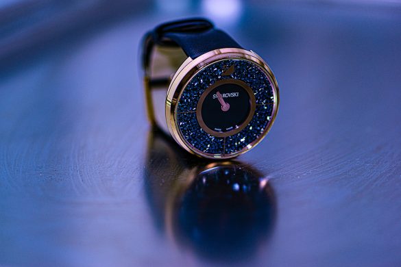 красив тъмен часовник swarovski с камъни