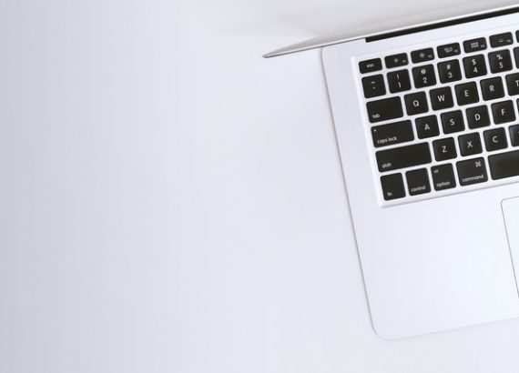 лаптоп apple na на бял фон