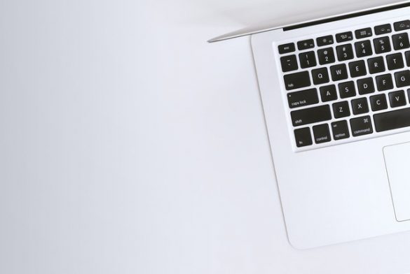 лаптоп apple na на бял фон