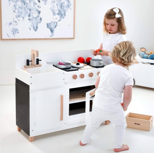 Защо да изберем детска дървена кухня за игра?