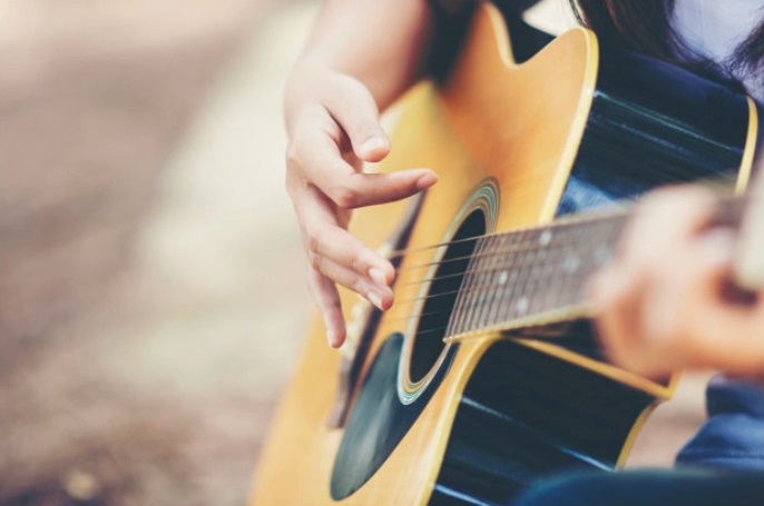 Как да започнете да се учите да свирите на китара, без да се обезсърчите в началото?